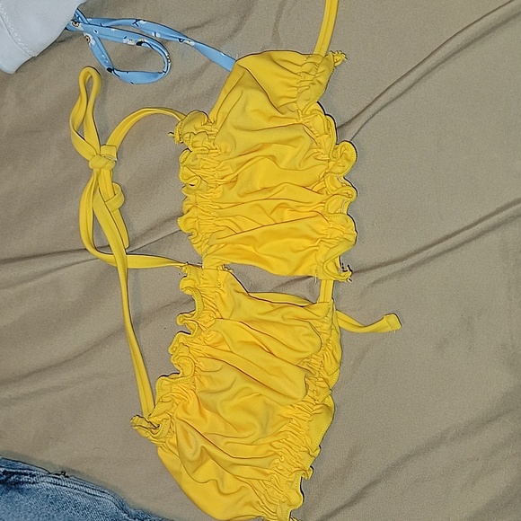 Bikini - Picture 2 of 3